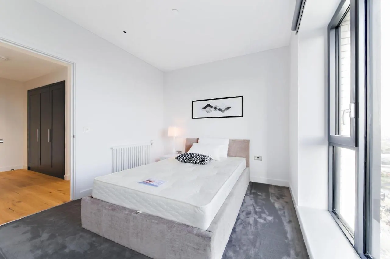 Amazing Flat In A New Modern Building Apartment London